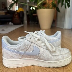Nike Air Force women’s sneakers. White floral embroidery